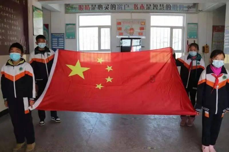 灯笼袖衬衫搭配黑色短裤,沉静又时髦,你有没有学会?-你的即时问答平台